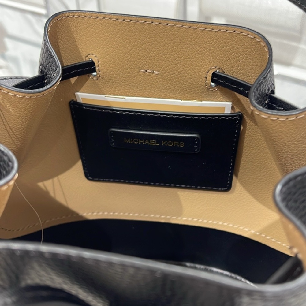 MICHAEL KORS 
Reed Medium Pebbled Leather Bucket Bag Satchel Crossbody
Black
NWT - Picture 9 of 16